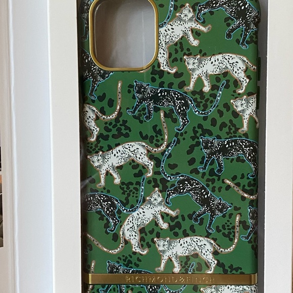 RICHMOND & FINCH…Green Leopard-Print iPhone 11 Case from Neiman Marcus New - Picture 3 of 4